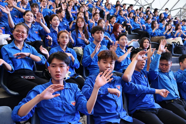 Các đoàn viên, thanh niên tham gia chương trình. (Ảnh: TRUNG HƯNG)