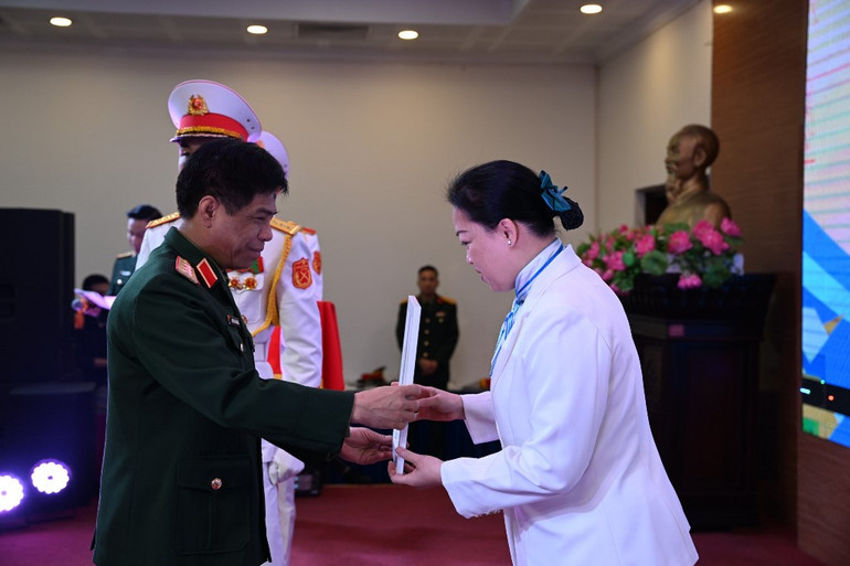 Thượng tướng Nguyễn Văn Nghĩa, Phó Tổng tham mưu trưởng Quân đội nhân dân Việt Nam trao giải nhất cá nhân Cuộc thi “Tìm hiểu kiến thức pháp luật” trên Báo Quân đội nhân dân điện tử năm 2023 cho đồng chí Lưu Thị Ánh Thu đến từ Tạp chí Cộng sản. (Ảnh: TRUNG HƯNG)