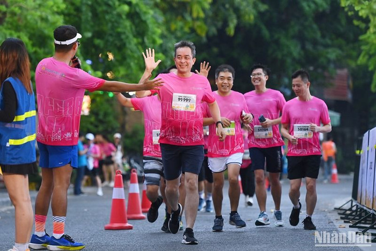 Khoảng 1.000 vận động viên tham gia giải chạy Vietnam Airlines Run For Love. Khoảng 1.000 vận động viên tham gia giải chạy Vietnam Airlines Run For Love.