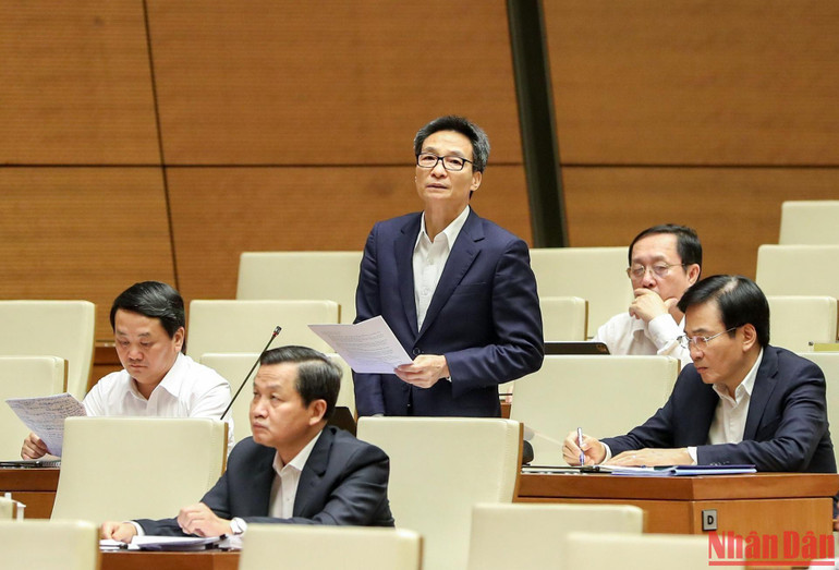 Phó Thủ tướng Vũ Đức Đam phát biểu làm rõ một số nội dung các đại biểu Quốc hội quan tâm. (Ảnh: DUY LINH)