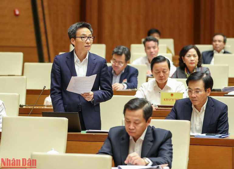Phó Thủ tướng Vũ Đức Đam phát biểu làm rõ một số nội dung các đại biểu Quốc hội quan tâm. (Ảnh: DUY LINH)