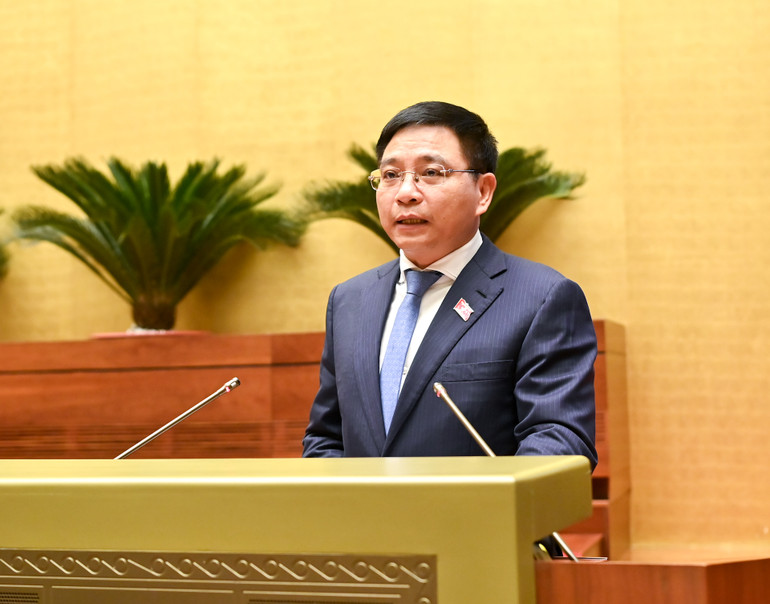 Bộ trưởng Tài chính Nguyễn Văn Thắng trình bày tờ trình. (Ảnh: DUY LINH)