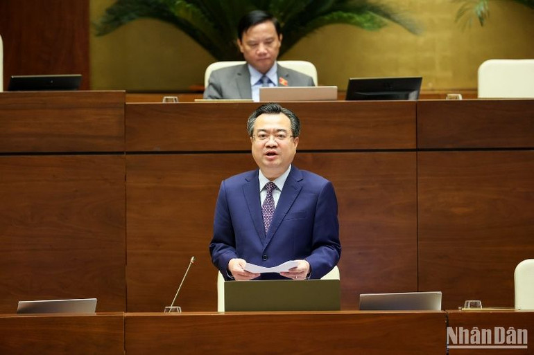 Bộ trưởng Xây dựng Nguyễn Thanh Nghị phát biểu giải trình tại phiên họp. (Ảnh: DUY LINH)