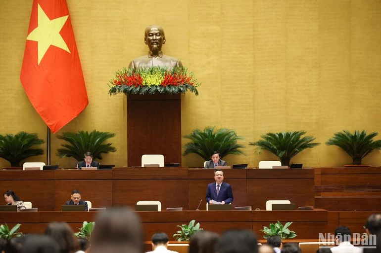 Bộ trưởng Xây dựng Nguyễn Thanh Nghị phát biểu giải trình tại phiên họp. (Ảnh: DUY LINH)