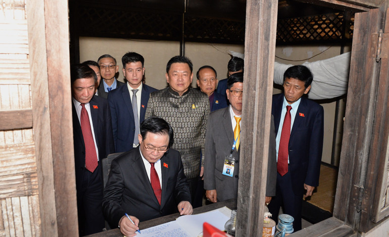 Chủ tịch Quốc hội Vương Đình Huệ viết sổ lưu niệm tại Khu di tích Chủ tịch Hồ Chí Minh.