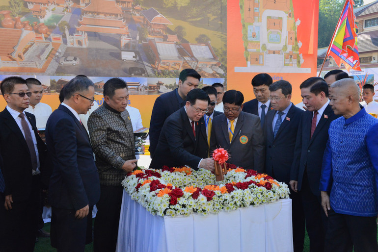 Chủ tịch Quốc hội Vương Đình Huệ thực hiện nghi thức khởi công dự án.