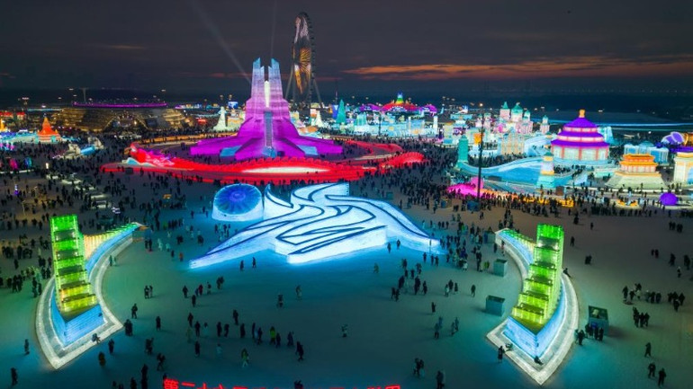 Du khách vui chơi tại Thế giới băng tuyết Cáp Nhĩ Tân ở Cáp Nhĩ Tân, tỉnh Hắc Long Giang, đông bắc Trung Quốc trong ngày cuối cùng của năm 2024. Du khách vui chơi tại Thế giới băng tuyết Cáp Nhĩ Tân ở Cáp Nhĩ Tân, tỉnh Hắc Long Giang, đông bắc Trung Quốc trong ngày cuối cùng của năm 2024.