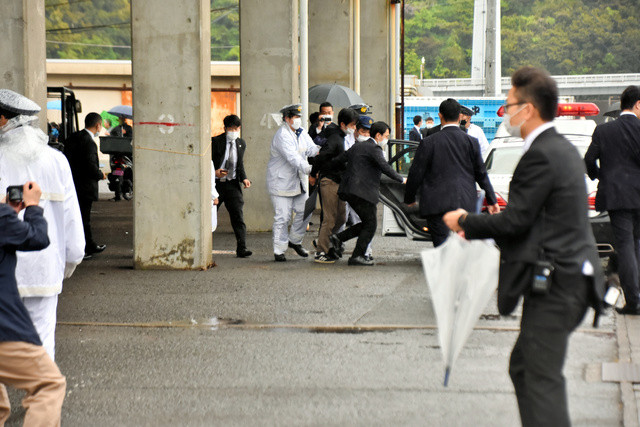 Nghi phạm gây ra vụ nổ được áp tải lên xe cảnh sát. (Ảnh: Asahi)