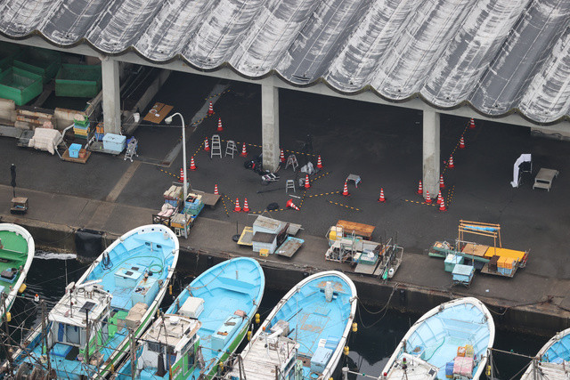 Hiện trường vụ nổ tại cảng cá Saikazaki. (Ảnh: Asahi)