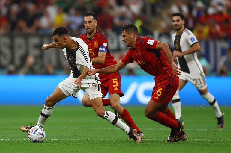 Cuộc đối đầu rất được chờ đợi giữa 2 ông lớn của bóng đá châu Âu diễn ra khá hấp dẫn từ đầu trận. (Ảnh: Reuters)