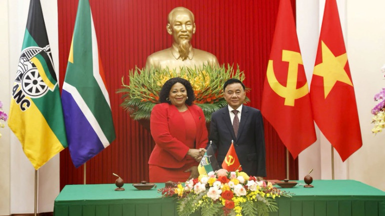 Thường trực Ban Bí thư Trần Cẩm Tú và Phó Tổng Thư ký thứ nhất Đảng Đại hội dân tộc Phi (ANC) Nomvula Mokonyane. (Ảnh: Cổng thông tin điện tử Chính phủ) Thường trực Ban Bí thư Trần Cẩm Tú và Phó Tổng Thư ký thứ nhất Đảng Đại hội dân tộc Phi (ANC) Nomvula Mokonyane. (Ảnh: Cổng thông tin điện tử Chính phủ)