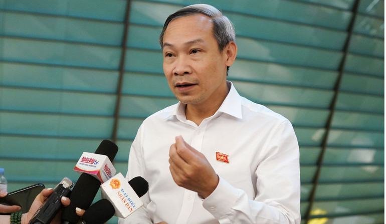 Đại biểu Phan Đức Hiếu (Thái Bình) chia sẻ bên hành lang Quốc hội.