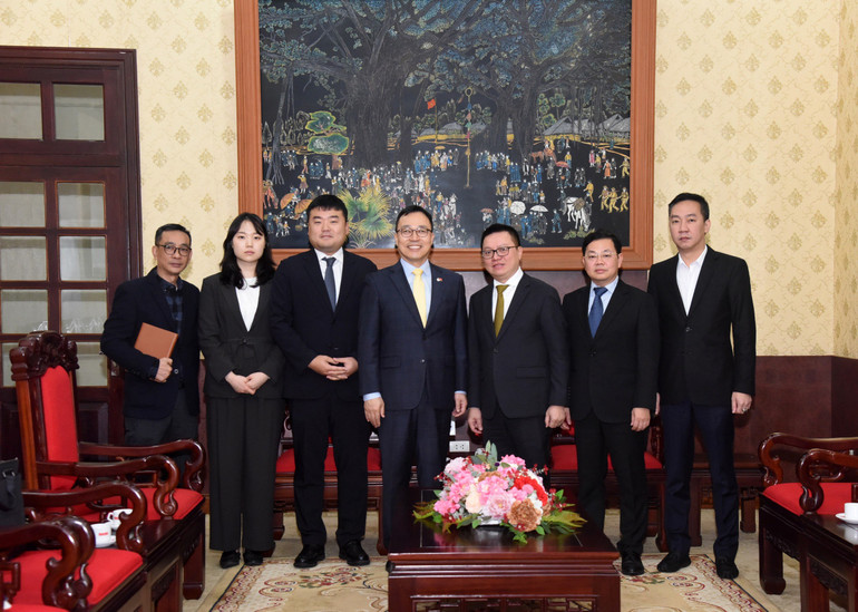 Tổng Biên tập Lê Quốc Minh tiếp Đại sứ Hàn Quốc Choi Young Sam và đoàn công tác Hàn Quốc tới thăm và làm việc tại Báo Nhân Dân. (Ảnh: TRẦN HẢI)