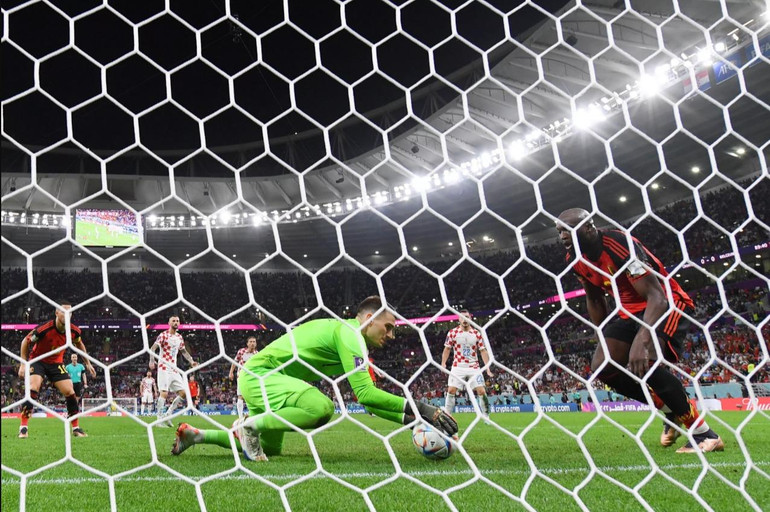 Tình huống Lukaku bỏ lỡ khó tin khi cực kỳ lóng ngóng đỡ bóng bằng bụng, để bóng văng ra vài mét rồi bị thủ môn Croatia ôm gọn. (Ảnh: FIFA)