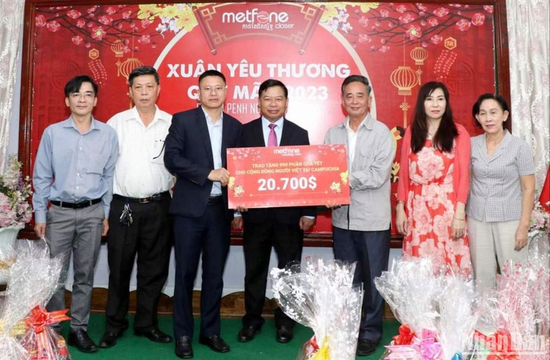 Metfone tặng 990 suất quà cho các gia đình có hoàn cảnh khó khăn. (Ảnh: NGUYỄN HIỆP)