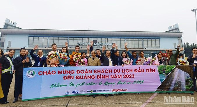 Đoàn khách du lịch đầu tiên đến Quảng Bình được đón tiếp trong sự nồng ấm.