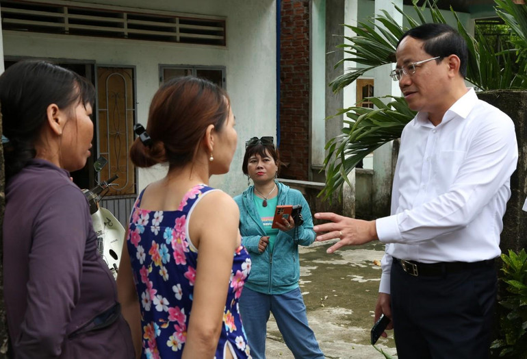 Chủ tịch Ủy ban nhân dân tỉnh Phạm Anh Tuấn động viên người dân phường Tam Quan Bắc có nhà giáp biển chuẩn bị phương án di dời đến nơi an toàn.