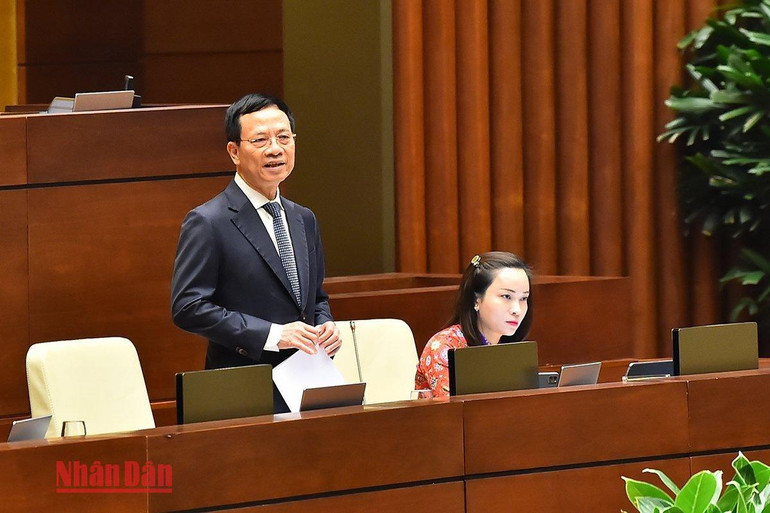 Bộ trưởng Thông tin và Truyền thông Nguyễn Mạnh Hùng trả lời chất vấn. (Ảnh: THỦY NGUYÊN)