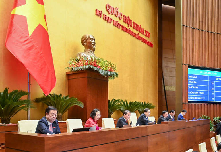 Chủ tịch Quốc hội Trần Thanh Mẫn và các Phó Chủ tịch Quốc hội biểu quyết thông qua Luật Tổ chức chính quyền địa phương (sửa đổi). (Ảnh: DUY LINH)