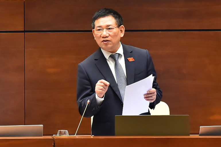 Bộ trưởng Tài chính Hồ Đức Phớc báo cáo giải trình, làm rõ một số vấn đề các đại biểu Quốc hội nêu. (Ảnh: THỦY NGUYÊN)