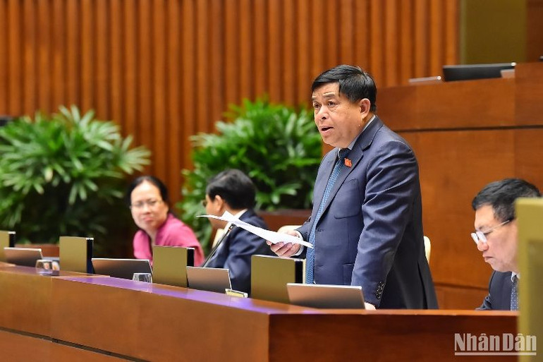 Bộ trưởng Kế hoạch và Đầu tư Nguyễn Chí Dũng giải trình, làm rõ nội dung đại biểu Quốc hội nêu. (Ảnh: THỦY NGUYÊN)