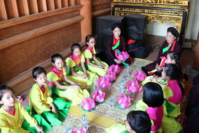 CLB quan họ Đương Xá (phường Vạn An, thành phố Bắc Ninh) đã biên soạn tài liệu giảng dạy dân ca quan họ để tạo nên các thế hệ tiếp nối. (Ảnh: THÁI SƠN)