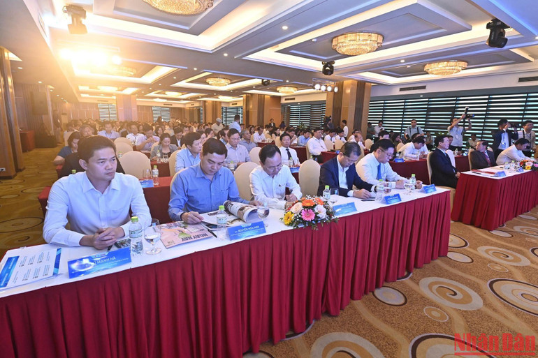 Các đại biểu tại phiên bế mạc Hội nghị “Nâng cao chất lượng báo Đảng toàn quốc”.