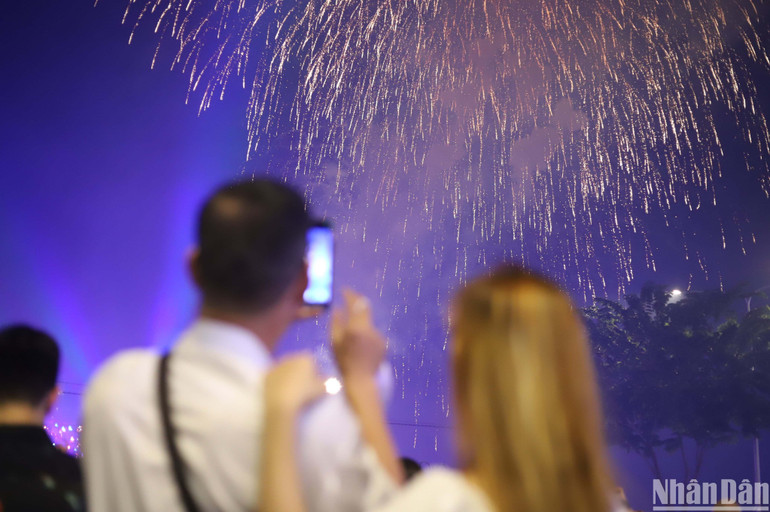 Đôi bạn trẻ thưởng thức màn bắn pháo hoa trong đêm giao thừa.