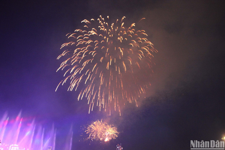 Màn bắn pháo hoa rực rỡ trong đêm giao thừa.
