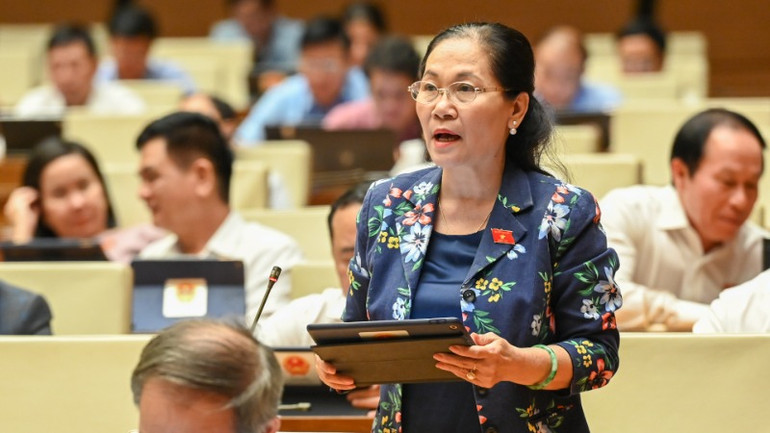 Đại biểu Quốc hội Nguyễn Thị Lệ - Phó Bí thư Thành ủy, Chủ tịch Hội đồng nhân dân Thành phố Hồ Chí Minh phát biểu. (Ảnh: BÙI GIANG)