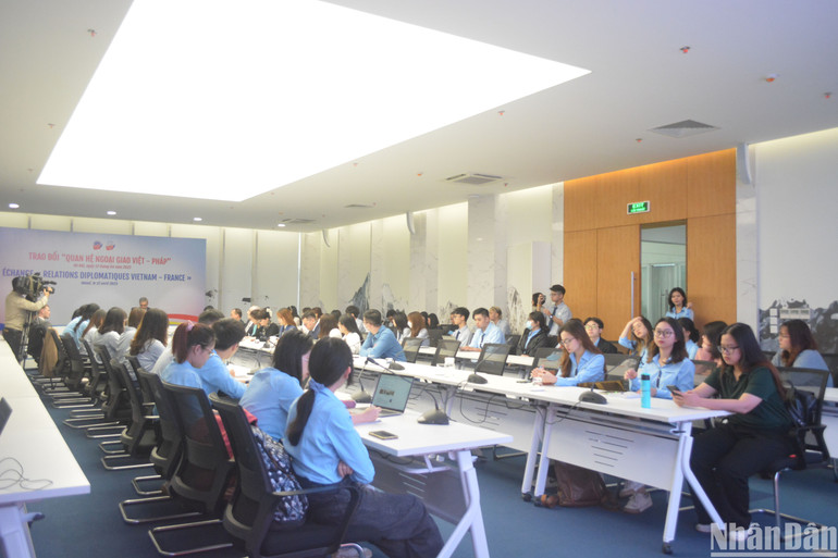 Buổi trao đổi “Quan hệ ngoại giao Việt-Pháp” thu hút đông đảo sinh viên tham gia. (Ảnh: NGỌC KHÁNH)
