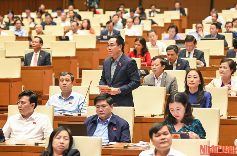 Đại biểu Nguyễn Văn Huy (Thái Bình) phát biểu tại hội trường. (Ảnh: DUY LINH)