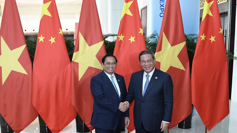 Thủ tướng Phạm Minh Chính và Thủ tướng Trung Quốc Lý Cường bắt tay trước khi vào phòng hội đàm. (Ảnh: THANH GIANG)