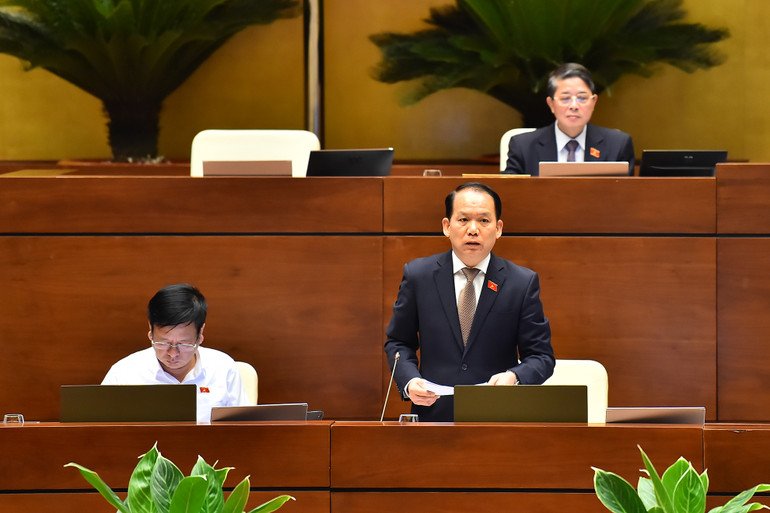 Chủ nhiệm Ủy ban Pháp luật của Quốc hội Hoàng Thanh Tùng phát biểu giải trình, làm rõ một số vấn đề đại biểu Quốc hội nêu tại phiên thảo luận. (Ảnh: THỦY NGUYÊN)