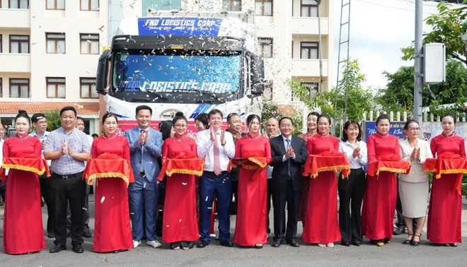 Nghi thức cắt băng Lễ công bố xuất khẩu chính ngạch dừa tươi Bến Tre sang thị trường Trung Quốc. (Ảnh: TTXVN)