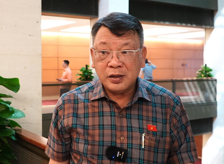 Đại biểu Nguyễn Tạo, Phó Trưởng Đoàn chuyên trách Đoàn đại biểu Quốc hội tỉnh Lâm Đồng trao đổi với báo chí bên hành lang Quốc hội. (Ảnh: quochoi.vn)