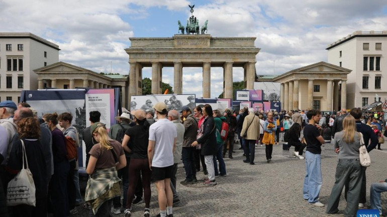 Người dân Đức tham dự lễ kỷ niệm 80 năm ngày kết thúc Chiến tranh Thế giới thứ 2 tại Cổng Brandenburg ở Berlin, Đức, ngày 8/5/2025. (Ảnh: Xinhua)