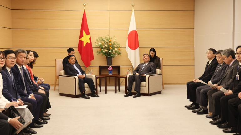 Phó Thủ tướng Chính phủ Nguyễn Chí Dũng hội kiến Thủ tướng Nhật Bản Ishiba Shigeru. (Ảnh: Cổng thông tin điện tử Chính phủ)