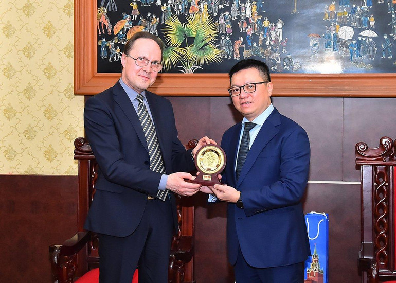 Tổng Biên tập Báo Nhân Dân Lê Quốc Minh tặng quà lưu niệm cho Đại sứ đặc mệnh toàn quyền Liên bang Nga tại Việt Nam Gennady Bezdetko. (Ảnh: THỦY NGUYÊN)