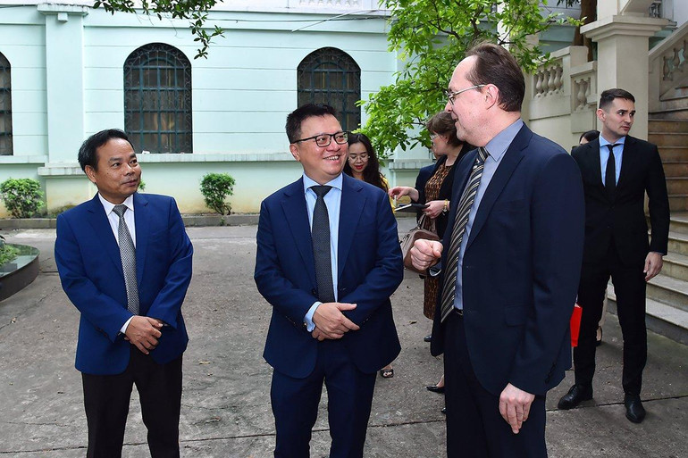 Tổng Biên tập Báo Nhân Dân Lê Quốc Minh tiếp đại diện Đại sứ quán Liên bang Nga tại Việt Nam đến thăm và làm việc với Báo Nhân Dân chiều 28/7. (Ảnh: THỦY NGUYÊN)