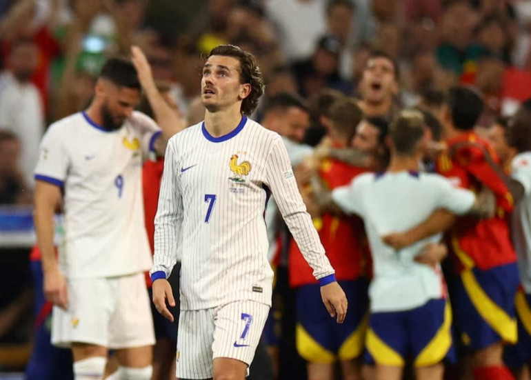 Hai cảm xúc trái ngược của Pháp và Tây Ban Nha trong trận bán kết, song Antoine Griezman và các đồng đội chỉ còn biết tự trách chính mình vì màn trình diễn thiếu thuyết phục. (Ảnh: Reuters) Hai cảm xúc trái ngược của Pháp và Tây Ban Nha trong trận bán kết, song Antoine Griezman và các đồng đội chỉ còn biết tự trách chính mình vì màn trình diễn thiếu thuyết phục. (Ảnh: Reuters)