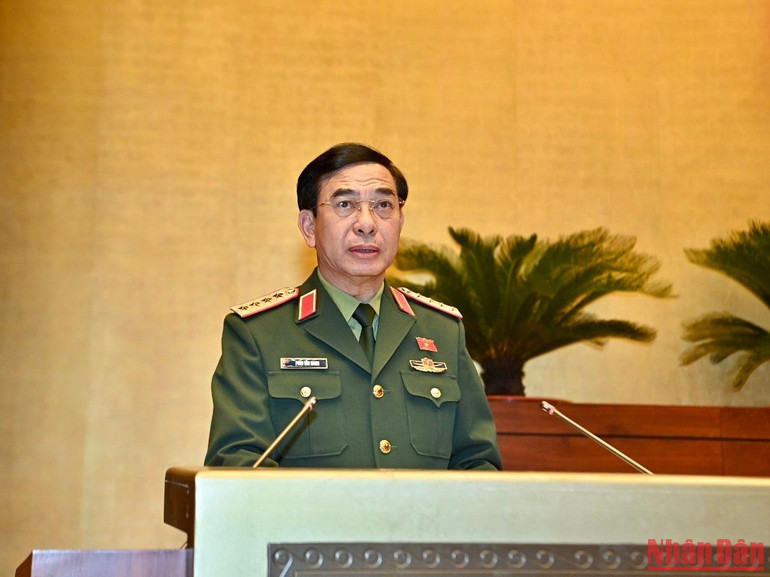 Bộ trưởng Quốc phòng Phan Văn Giang trình bày Tờ trình dự án Luật Phòng thủ dân sự. (Ảnh: ĐĂNG KHOA)