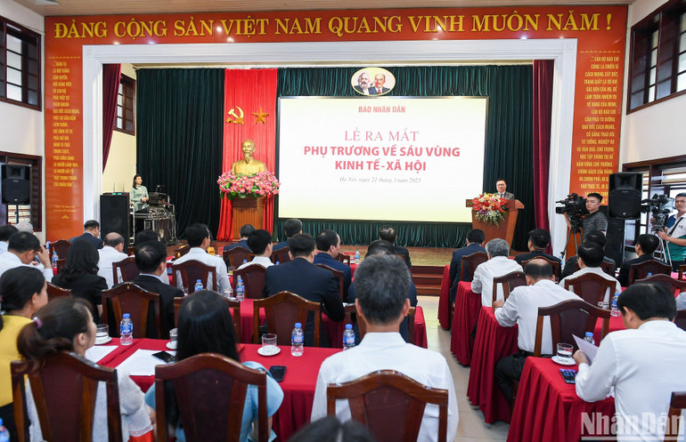 Quang cảnh buổi lễ ra mắt các chuyên trang, chuyên mục về sáu vùng kinh tế-xã hội trên các ấn phẩm Báo Nhân Dân. (Ảnh: THÀNH ĐẠT) Quang cảnh buổi lễ ra mắt các chuyên trang, chuyên mục về sáu vùng kinh tế-xã hội trên các ấn phẩm Báo Nhân Dân. (Ảnh: THÀNH ĐẠT)