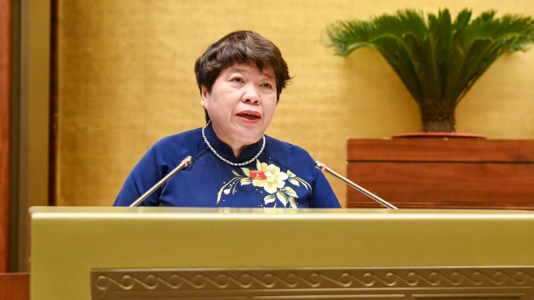 Chủ nhiệm Ủy ban xã hội của Quốc hội Nguyễn Thúy Anh trình bày báo cáo. (Ảnh: DUY LINH)