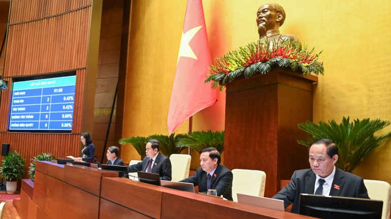 Chủ tịch Quốc hội Trần Thanh Mẫn và các Phó Chủ tịch Quốc hội biểu quyết thông qua Luật Công đoàn (sửa đổi). (Ảnh: DUY LINH)