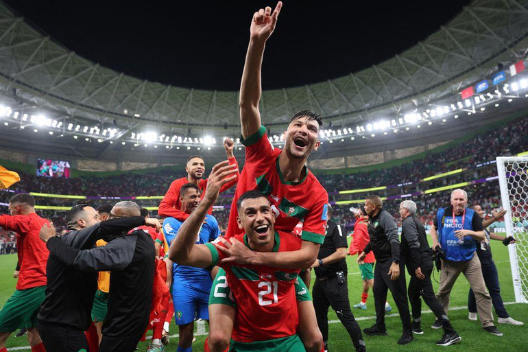 Các cầu thủ Maroc ăn mừng tấm vé lịch sử vào bán kết World Cup. (Ảnh: Reuters)