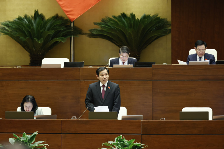 Chủ nhiệm Ủy ban Tài chính, Ngân sách của Quốc hội Lê Quang Mạnh giải trình, làm rõ một số vấn đề đại biểu Quốc hội nêu. (Ảnh: DUY LINH)