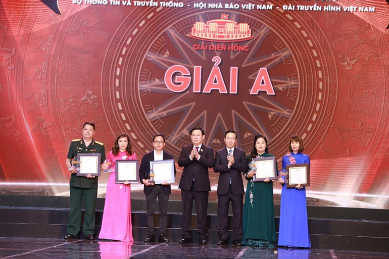 Chủ tịch nước Võ Văn Thưởng và Chủ tịch Quốc hội Vương Đình Huệ trao giải A cho các tác giả. (Ảnh: HOÀI NAM)