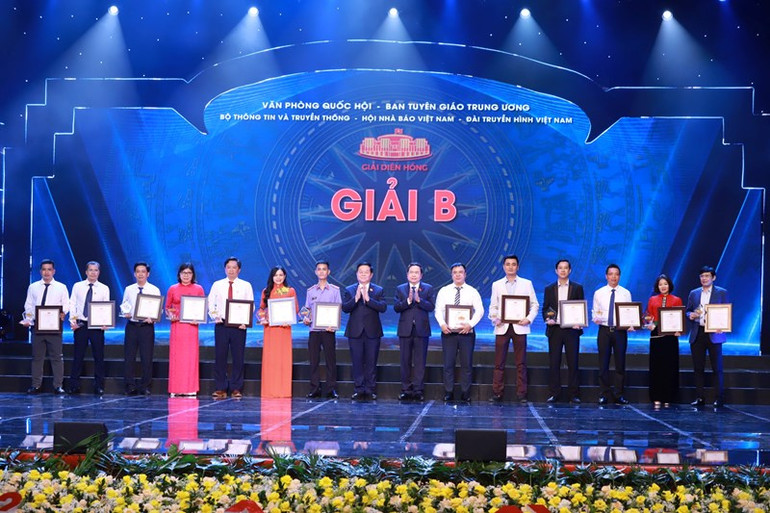 Trao giải B cho các tác giả. (Ảnh: HOÀI NAM)