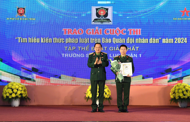 Thượng tướng Võ Minh Lương, Ủy viên Trung ương Đảng, Ủy viên Thường vụ Quân ủy Trung ương, Thứ trưởng Quốc phòng trao giải Nhất tập thể cho Trường Sĩ quan Lục quân 1. (Ảnh: TUẤN HUY)